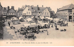 AVRANCHES - La Place Des Halles Un Jour De Marché - Très Bon état - Avranches