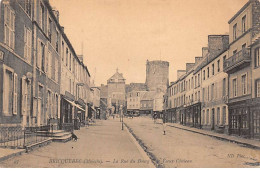 BRICQUEBEC - Le Rue Du Bourg Et Le Vieux Château - état - Bricquebec