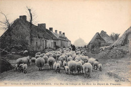 Grèves Du MONT SAINT MICHEL - Une Rue Du Village De La Rive - Le Départ Du Drapeau - Très Bon état - Le Mont Saint Michel