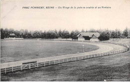 REIMS - Parc Pommery - Un Virage De La Piste En Cendrée Et Un Vestiaire - Très Bon état - Reims