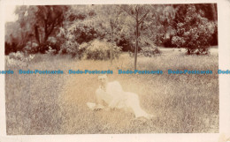 R114287 Old Postcard. Man On The Grass - Monde