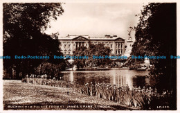 R113357 Buckingham Palace From St. James Park. London. Lansdowne. RP - Sonstige & Ohne Zuordnung