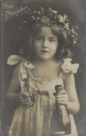 CPA 1910  Fillette élégante Aux Cheveux Bouclés  Bouteille  De  Champagne  - Pretty  Little  Girl - Abbildungen
