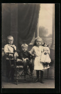 AK Drei Kinder Mit Puppe Und Unterschiedlichen Expressionen Im Gesicht  - Gebraucht