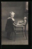 AK Blondes Mädchen Mit Puppe Auf Dem Stuhl  - Gebraucht