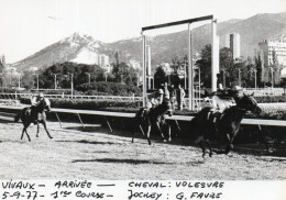 PHOTO DE PRESSE - COURSES  HIPPIQUES - MARSEILLE VIVAUX - 05.09.77 - 1EME COURSE - GAGNANT VOLESVRE - JOCKEY G. FABRE - Sporten