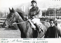 PHOTO DE PRESSE - COURSES  HIPPIQUES - MARSEILLE VIVAUX - 18.10.80 - 1EME COURSE - GAGNANT LA HUTTIERE - JOCKEY L.BERNUS - Sporten