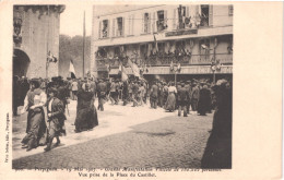 FR66 PERPIGNAN - Brun 900 - MANIFESTATION VITICOLE De 1907 - La Place Du Castillet - Animée - Belle - Eventos