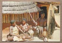 CPSM ZIMBABWE - Village Head With Two Of His Wives - TB PLAN FEMMES SEINS NUS Famille - Simbabwe