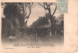 FR66 PERPIGNAN - Brun - MANIFESTATION VITICOLE De 1907 - Délégations Devant La Gare - Animée - Ereignisse