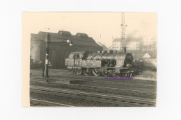 Photo Locomotive DB 78 323 Gare Dépôt Prise D'eau Sarrebruck Saarbrücken Land Sarre RFA Allemagne Train Motrice Vapeur - Trains