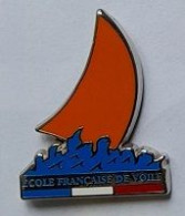 Pin' S  Bateu, Voilier, ECOLE  FRANÇAISE  DE  VOILE, Cartouche  Tricolore  Signé  DECAT - Boten