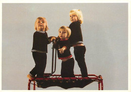 Enfants - Image - Groupes D'enfants - Trampoline - CPM - Voir Scans Recto-Verso - Gruppen Von Kindern Und Familien