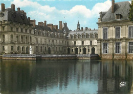 77 - Fontainebleau - Palais De Fontainebleau - Le Château - Cour De Ia Fontaine Et L'Etang Des Carpes - CPM - Voir Scans - Fontainebleau
