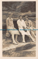 R115213 Old Postcard. Three Women. Office And Works - Monde