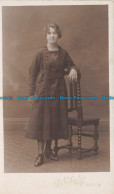 R115214 Old Postcard. Woman Near The Chair - Monde