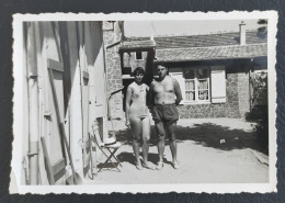 Photo Ancienne Couple Homme En Short Torse Nu Muscle Pin-up Woman Maillot De Bain Cabourg 1958 - Anonyme Personen