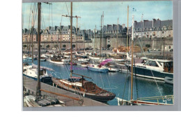 SAINT MALO 35 - Le Bassin Des Yachts  Les Remparts Et La Grande Porte - Saint Malo