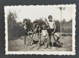 Photo Ancienne Enfant Dans Un Jardin En Short Torse Nu Jardinage - Anonyme Personen