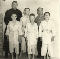 (6) Judo Au Patronage Avec L'Abbé Antoine - Photo De Presse Originale 12cmx12.5cm Le Maine Libre - Années 60 - La Ferte Bernard