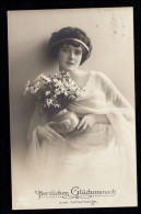AK Glückwünsche Geburtstag: Lächelnde Frau Mit Blumenvase GERA (REUSS) 5.12.1915 - Otros & Sin Clasificación