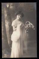 AK Glückwünsche Geburtstag: Lächelnde Frau Mit Blumen, LEIPZIG 2t - 28.1.1913 - Otros & Sin Clasificación