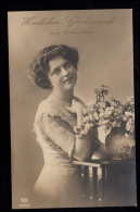 AK Glückwünsche Geburtstag: Lächelnde Frau Blumenvase, HILGEN 27.4.1912 - Autres & Non Classés
