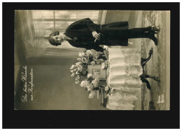 Konfirmation Mädchen Neben Tisch Mit Blumen Geschmückt, Dresden 27.3.1929 - Sonstige & Ohne Zuordnung
