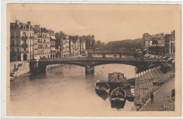 118 DEPT 64 : édit. Bloc Frères : Bayonne Le Pont Marenge Et Les Quai De La Nive - Bayonne