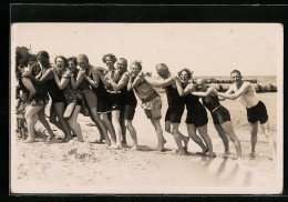 AK Frauen Und Männer In Bademode Am Strand  - Fashion