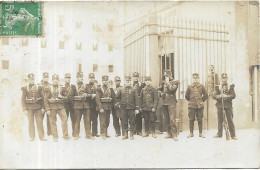 Carte Photo. Militaires Devant Une Caserne - Personen