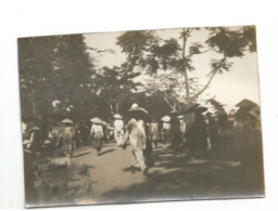 VIETNAM , INDOCHINE : UN MARCHE AUX ENVIRONS DE HUE EN 1922 - Azië