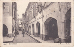 TARASCON. La Rue Des Halles - Tarascon