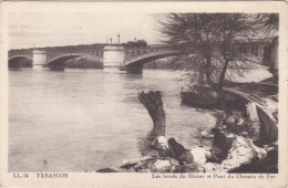 TARASCON. Les Bords Du Rhône Et Pont Du Chemin De Fer - Tarascon