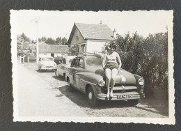 Photo Ancienne Jeune Femme Assise Sur Le Capot D'une Voiture 1958une Voiture - Pin-up