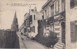 LA ROCHELLE. La Rue Sur Les Murs Et La Tour De La Lanterne - La Rochelle