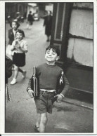 Henri Cartier Bresson Enfant Aux 2 Bouteilles De Vin - Autres & Non Classés