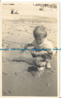 R115220 Old Postcard. Baby Playing With Sands - Monde