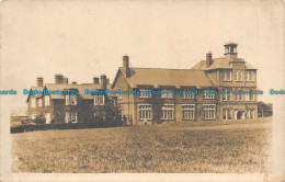R115221 Old Postcard. Large House - Monde