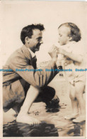 R115225 Old Postcard. Man With Child - Monde