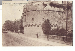 Loire Atlantique , Nantes , Une Tour Du Chateau De La Duchesse Anne Et Le Tram - Nantes