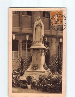 LISIEUX : La Statue De Sainte Thérèse De L'Enfant-Jésus Dans La Cour D'entrée Du Carmel - état - Lisieux