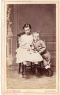 Photo CDV D'une Jeune Fille élégante Avec Sa Poupée Et Un Petit Garcon Posant Dans Un Studio Photo Au Pays-Bas - Anciennes (Av. 1900)