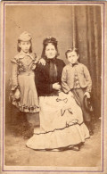 Photo CDV D'une Femme  élégante Avec Ces Deux Enfants Posant Dans Un Studio Photo A  Londre - Anciennes (Av. 1900)