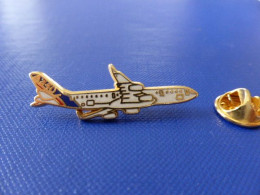 Pin's Avion Airbus A340 - Aérospatiale - Constructeur Toulouse Blagnac - Zamac (BD17) - Airplanes