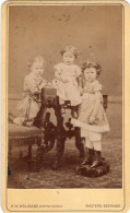 Photo CDV De Trois Petite Fille élégante Posant Dans Un Studio Photo A Gravenhage ( Pays-Bas ) - Oud (voor 1900)