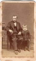 Photo CDV D'un Homme  élégant Avec Un Petit Garcon Posant Dans Un Studio Photo A  Leeuwarden ( Pays-Bas ) - Oud (voor 1900)