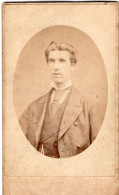 Photo CDV D'un Homme   élégant Posant Dans Un Studio Photo A  Londre - Anciennes (Av. 1900)