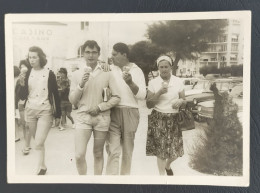 Photo Ancienne  Jeune Homme En Short Mange Une Glace Gay Boy - Lieux