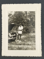 Photo Ancienne Bel Homme En Short Devant Sa Voiture 1957 - Personnes Anonymes